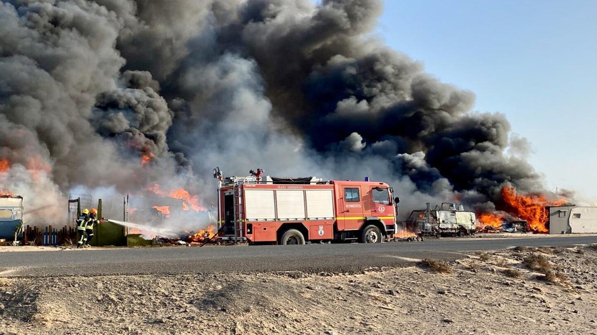 Incendio en una zona de caravanas de Pájara (Fuerteventura)
