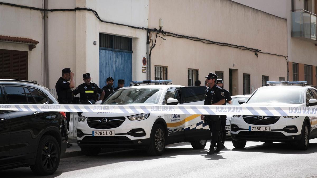 Desahucio de varias familias con niños que vivían en un edificio okupado en Palma.