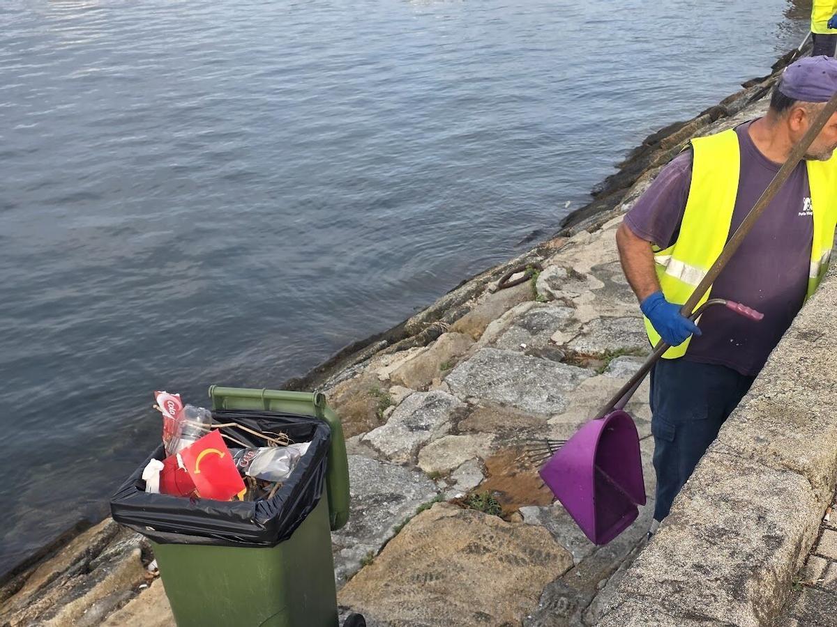 La Autoridad Portuaria se encarga finalmente de eliminar la basura acumulada en el Muelle de Pasajeros desde la Fiesta del Agua. La Autoridad Portuaria se encarga finalmente de eliminar la basura acumulada en el Muelle de Pasajeros desde la Fiesta del Agua.