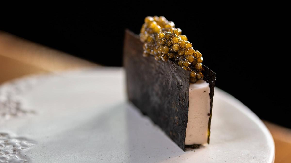 El corte de alga nori, helado de arroz y caviar de Mont Bar.