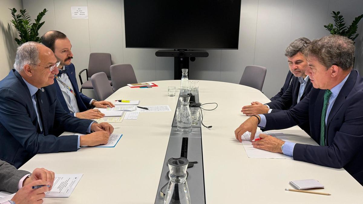 Besteiro y González Casares, con Kadis y su equipo