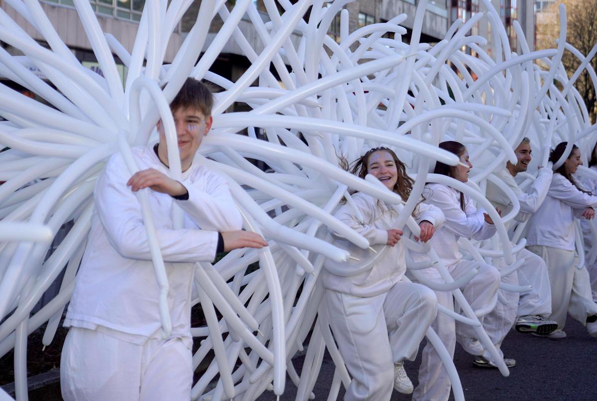 Mucho colorido y más caramelos en la Cabalgata de los Reyes Magos en Vigo