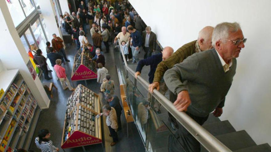 L&#039;interior de la biblioteca de Torroella, el dia de la seva inauguració.