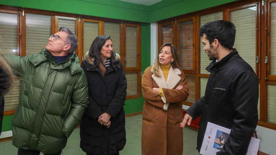 La alcaldesa de Zaragoza durnante la visita a la biblioteca de Santa Orosia que será ampliada.