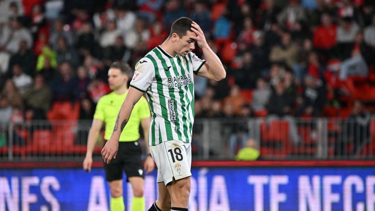 Adrián Fuentes lamentándose en el encuentro ante el Almería