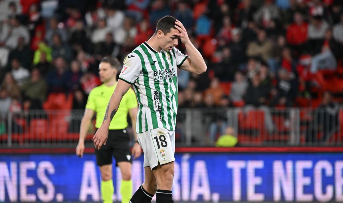 Adrián Fuentes lamentándose en el encuentro ante el Almería