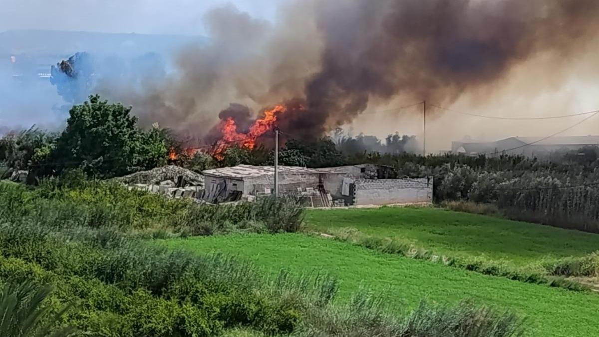 quinto incendio junto a la A-7 y el casco urbano en tres meses