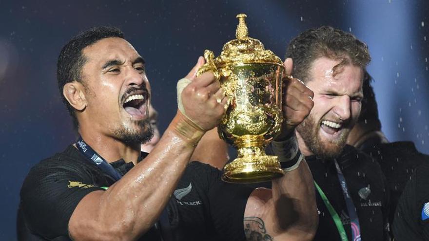 Los All Blacks con la copa de campeones.