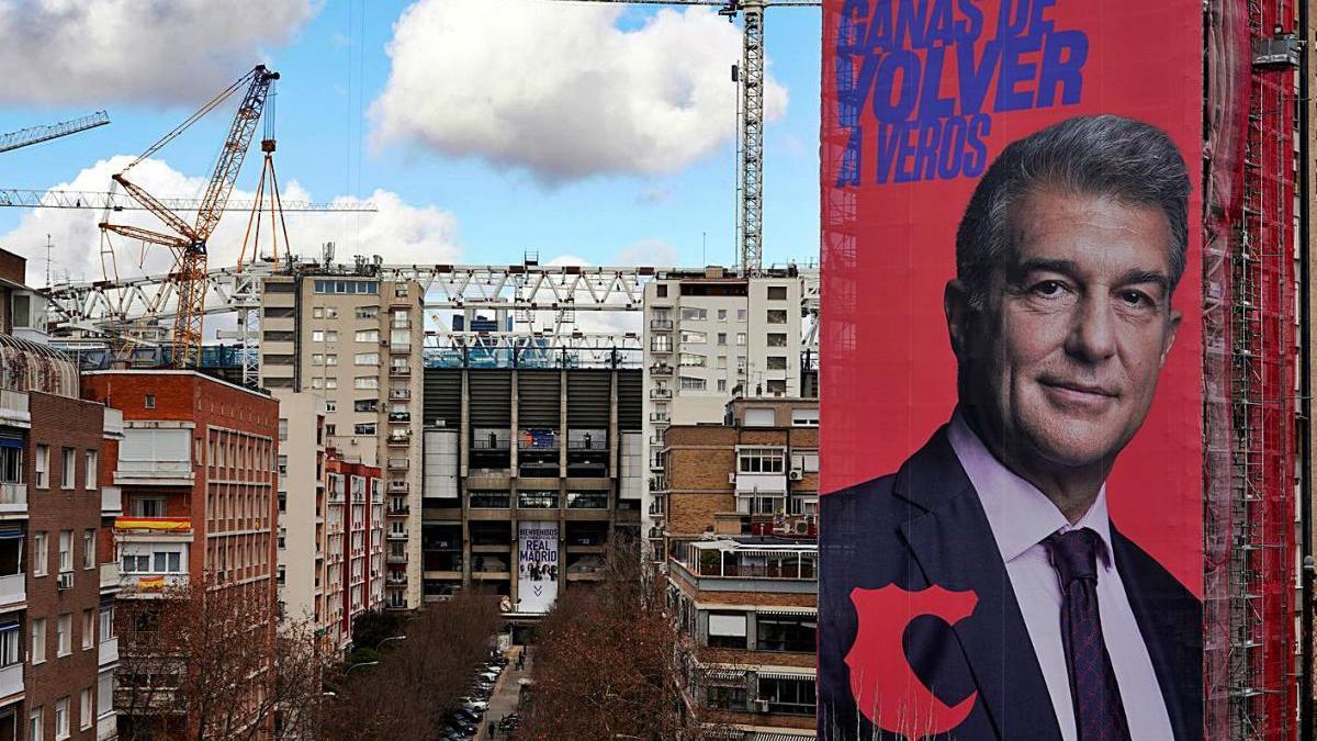 El cartell de Joan Laporta, ben visible a un centenar de metres del Santiago Bernabéu.