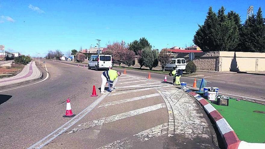 El Ayuntamiento realiza el repintado de marcas viales en doce zonas urbanas