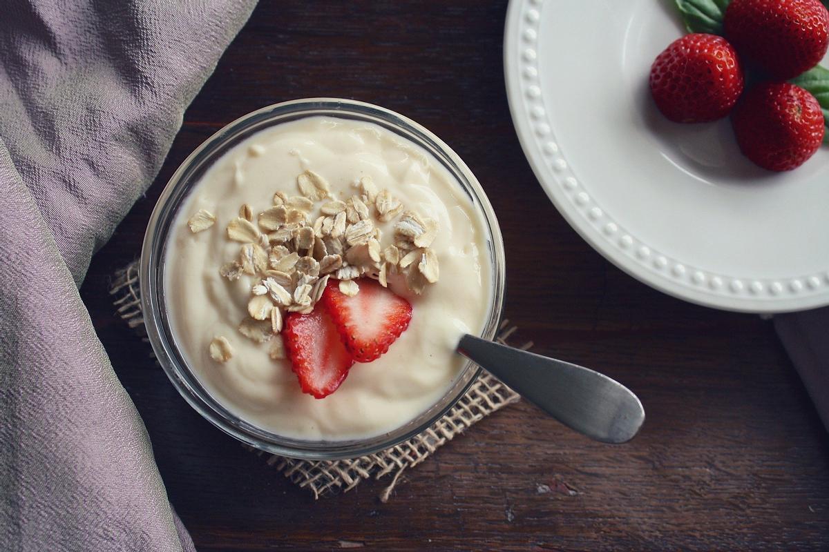 Un bol de yogur con avena y frutas. 