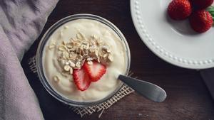 Un bol de yogur con avena y frutas. 