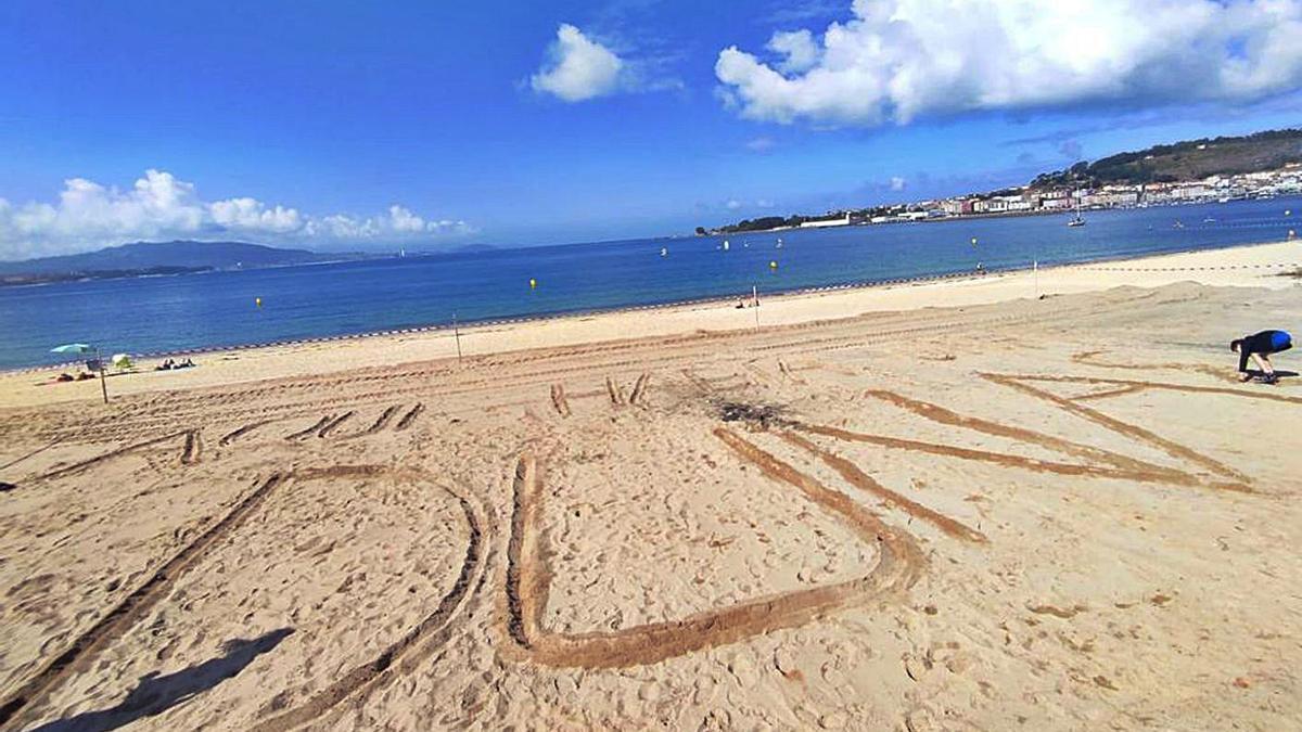 &quot;Aquí había dunas&quot;, escribe una vecina sobre la arena para denunciar las obras realizadas. |   // G.N.