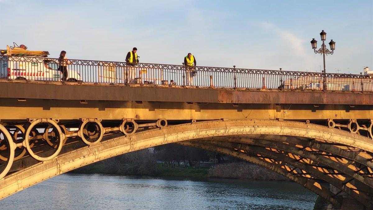 El puente de Triana, cortado al tráfico por obras