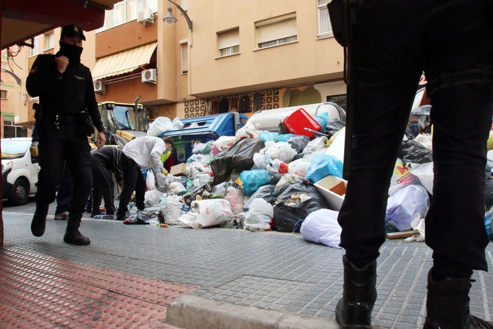 Recogida de residuos en la calle Padre Coloma