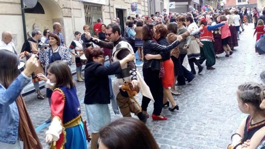 La «dansà d&#039;Alcoi» se hace un hueco en las Fiestas