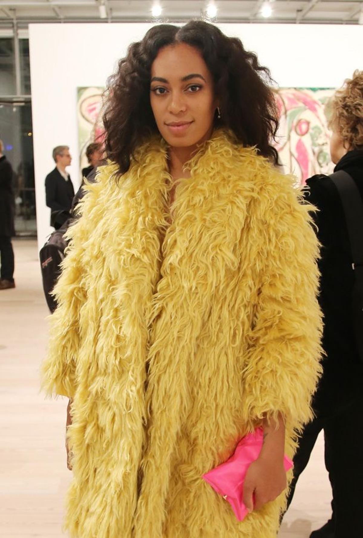 Solange Knowles con el clutch de Anya Hindmarch que todas llevan