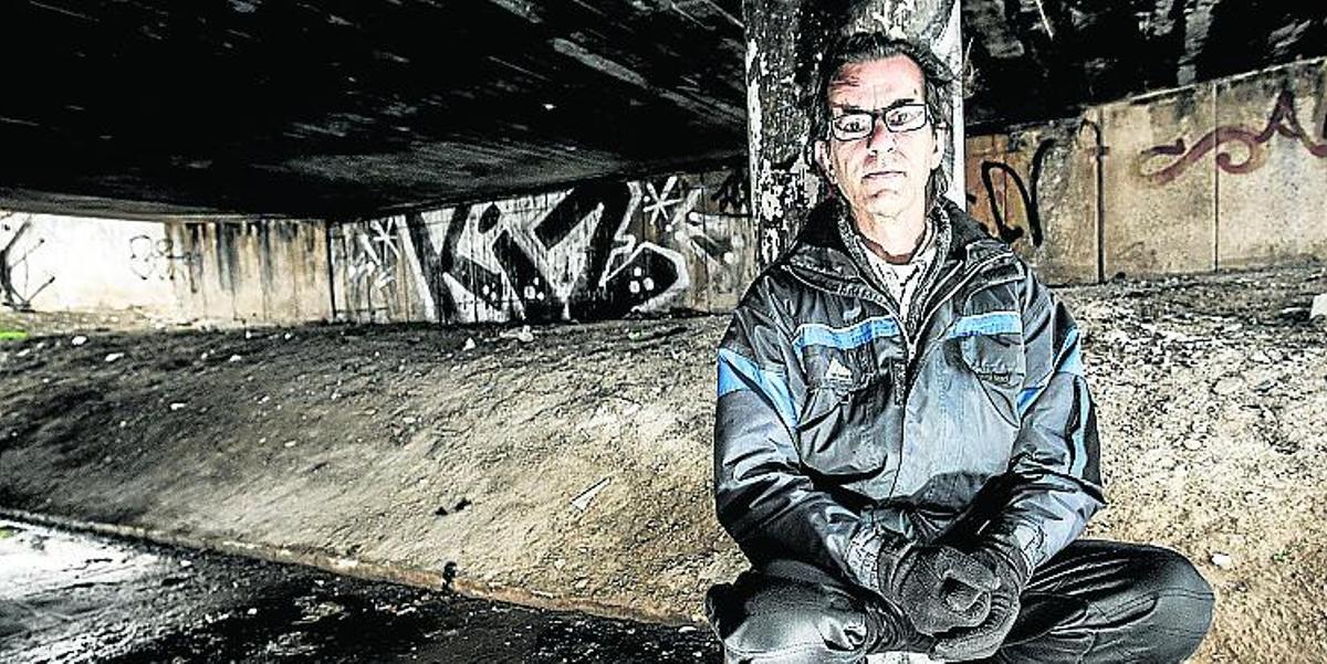 Mario, uno de los «sin techo» que critica el retraso del dispositivo.