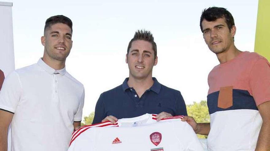 Pablo Blanco &quot;Chopo&quot;, izquierda, y Sergio Hernández, derecha, con el segundo entrenador Javier Hernández