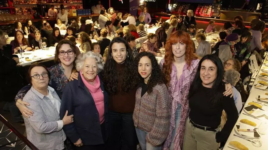Noche de cena, premios, baile y mucho feminismo en Gijón en el brindis especial de Les Comadres por sus 40 años
