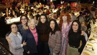 Noche de cena, premios, baile y mucho feminismo en Gijón en el brindis especial de Les Comadres por sus 40 años