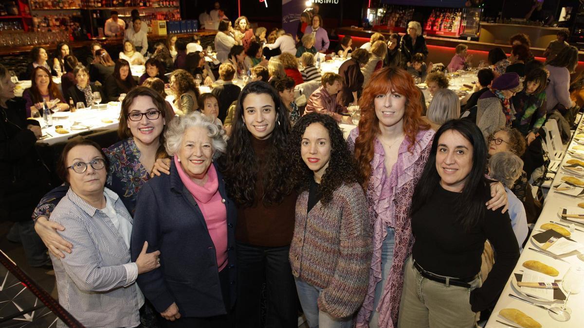 Noche de cena, premios, baile y mucho feminismo en Gijón en el brindis especial de Les Comadres por sus 40 años