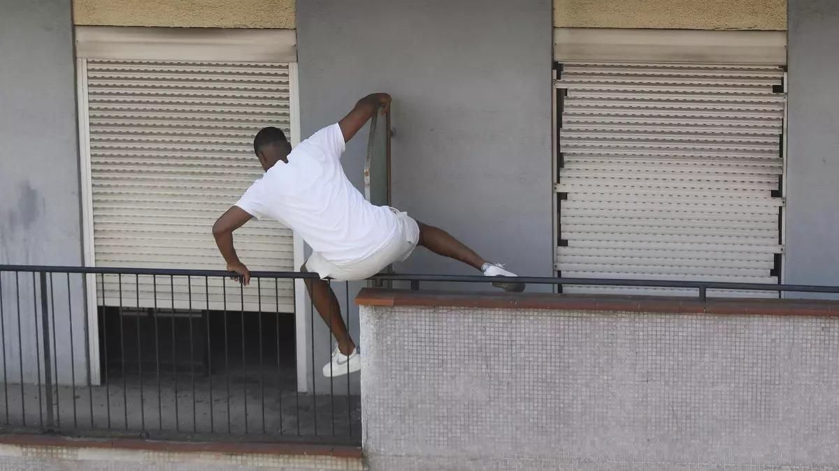 Un ocupante salta de un balcón a otro. Un ocupante salta de un balcón a otro.