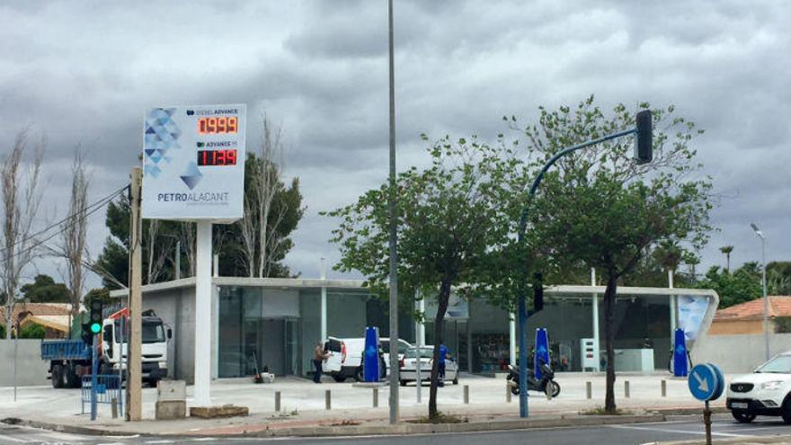 Imagen de la gasolinera que Urbanismo ha ordenado cerrar