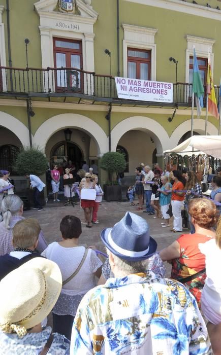 Concentración contra la violencia machista en Sama