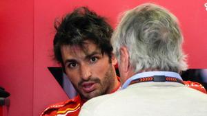 Carlos Sainz, en el box de Ferrari tras la sprint shootout