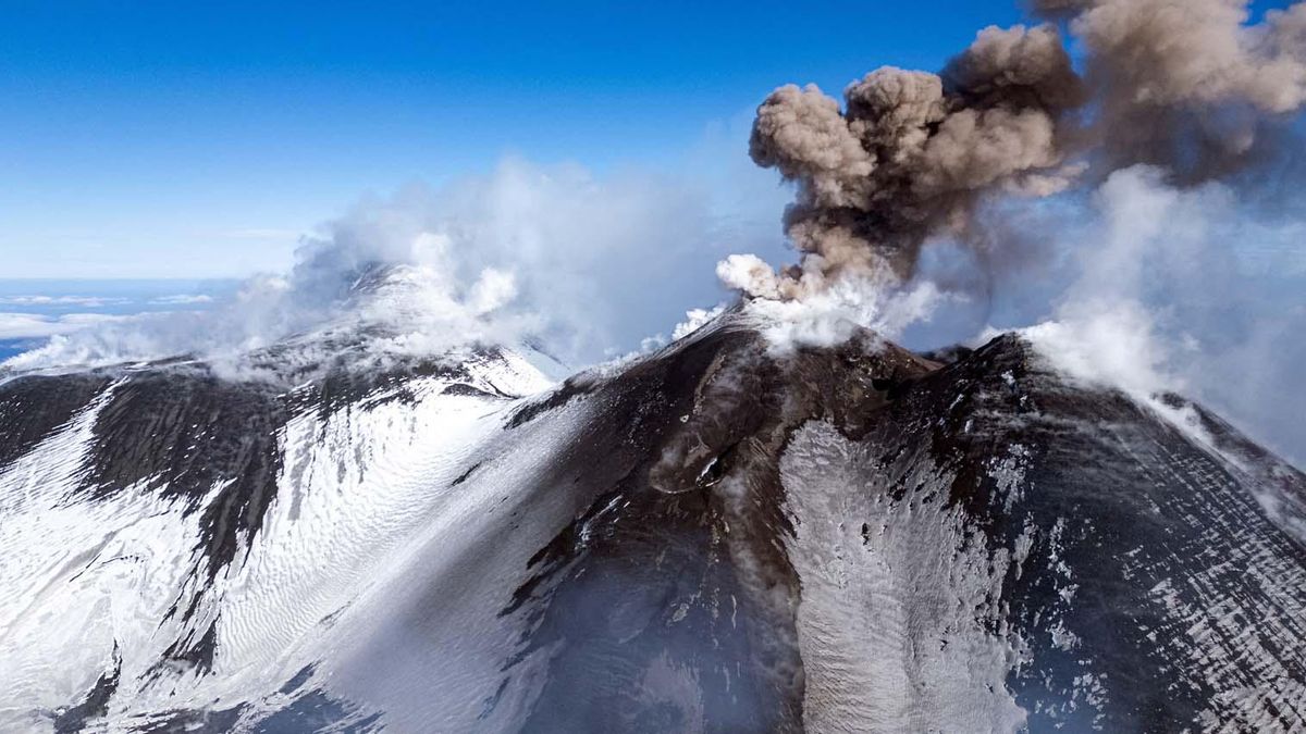 La lava fluye sobre la nieve en el volcán Etna