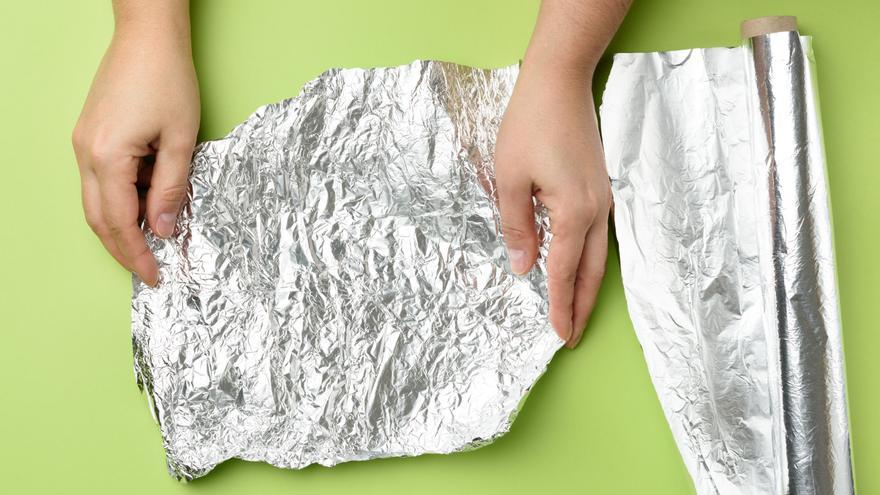 Papel de aluminio en las uñas: su sorprendente uso alternativo