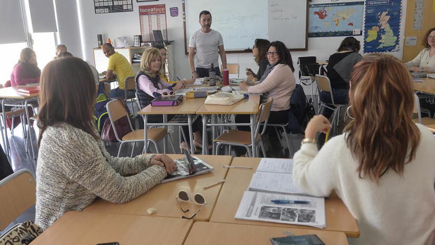 Un momento en un aula de la Escuela Oficial de Idiomas de Elche, en imagen de archivo.