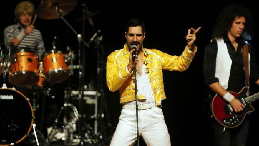 Giuseppe Malconico, caracterizado como Freddie Mercury, ayer en Vigo. // Marta G. Brea