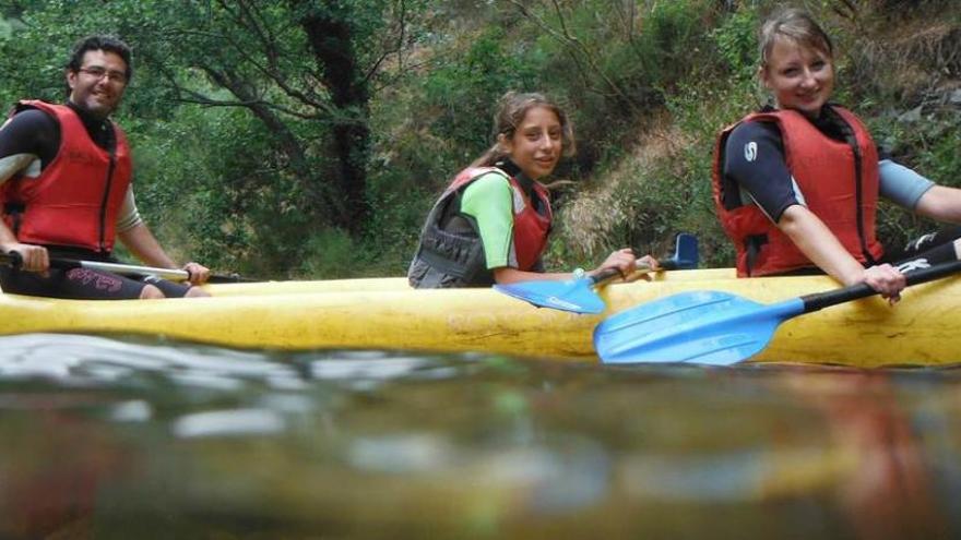 Remar en medio del paisaje por el embalse de Arbón