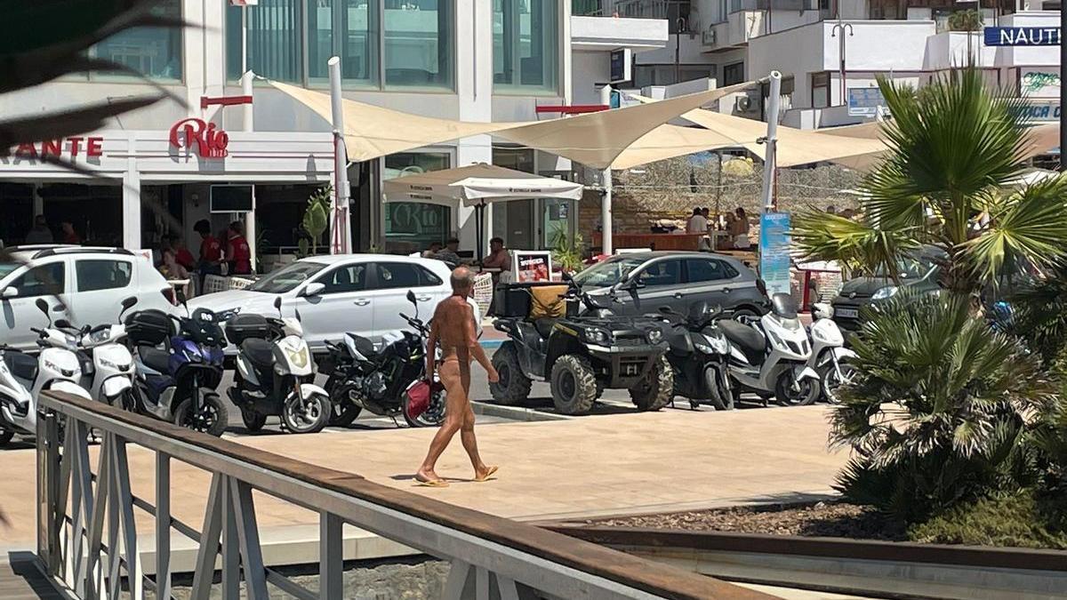 En tanga por la calle en Ibiza