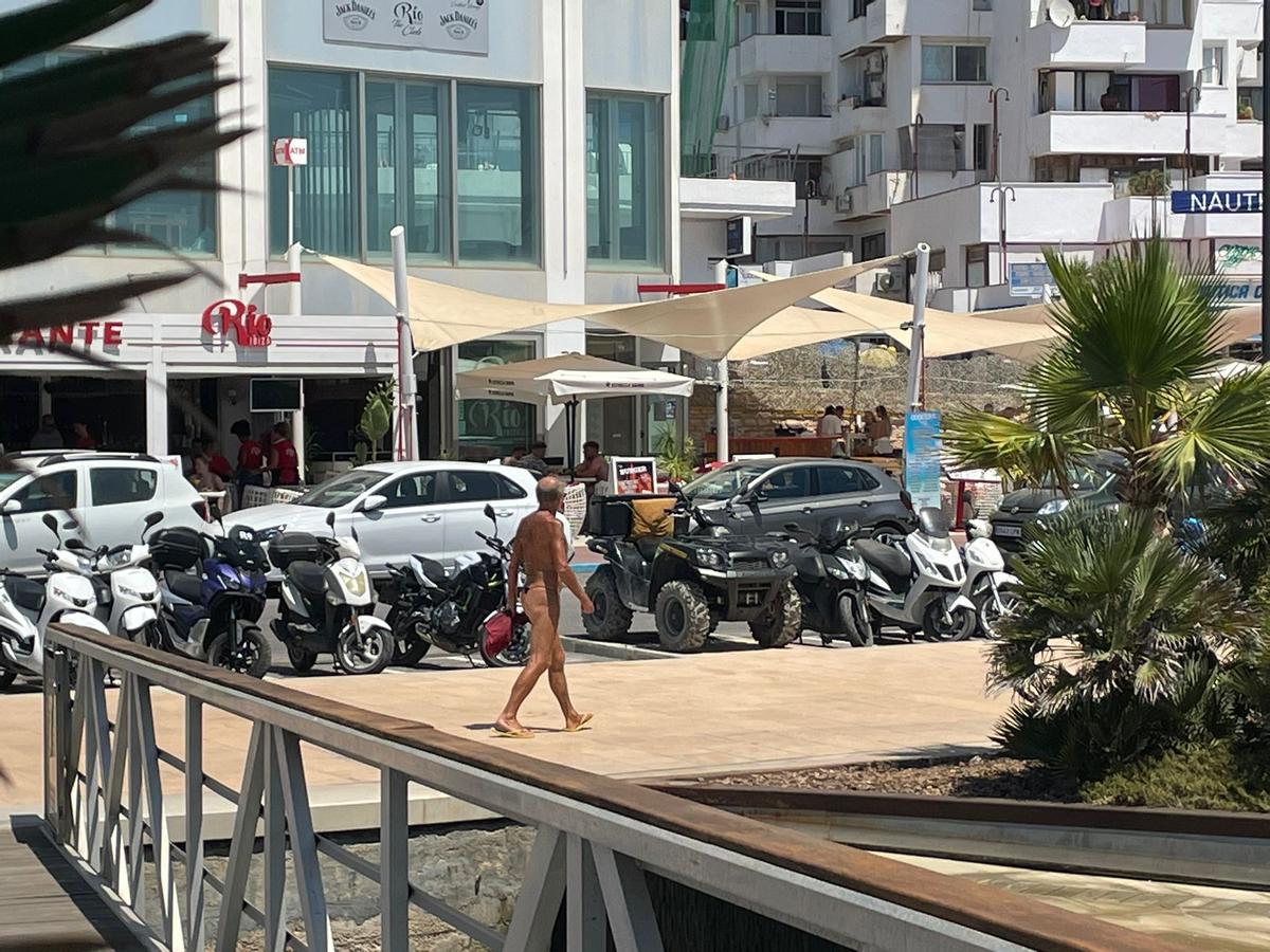 En tanga por la calle en Ibiza