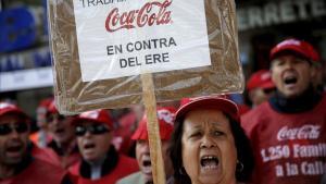Trabajadores de Coca Cola protestan por el cierre de fabricas  frente a la sede del PP, en marzo del 2014.
