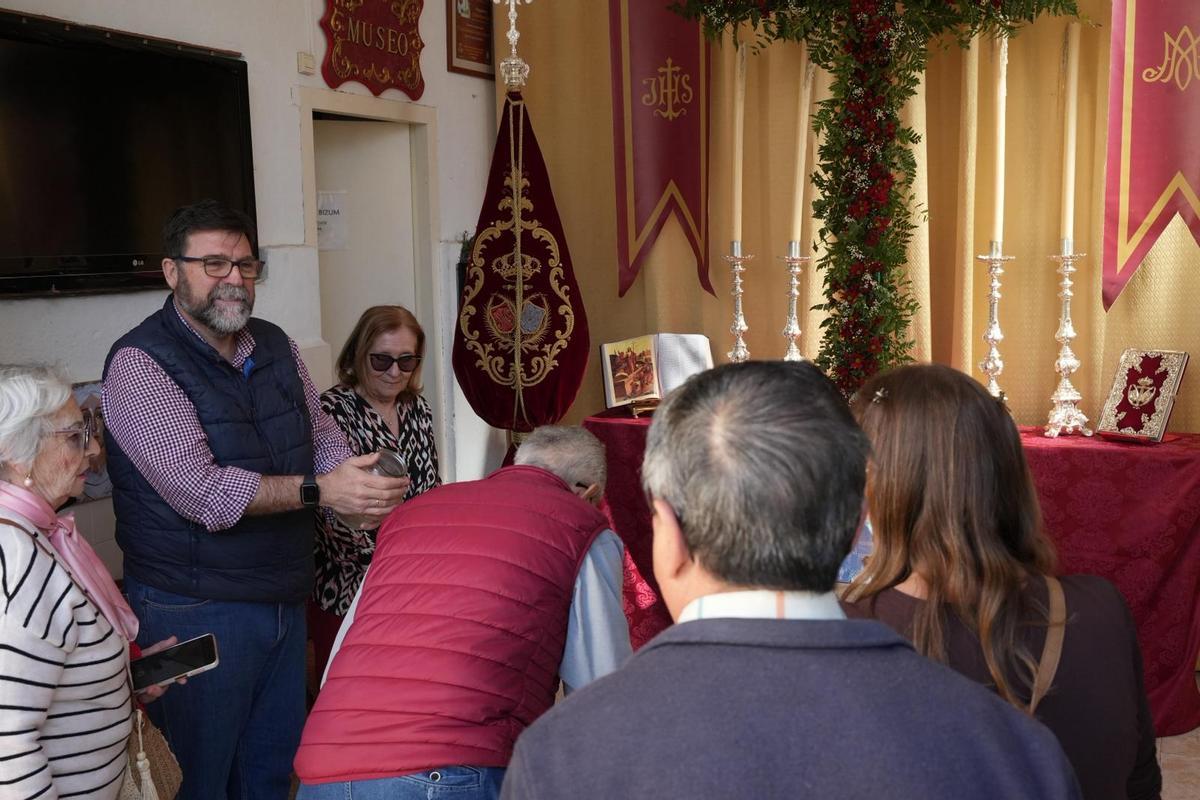 El párroco Manuel Fernández Rico bendice la Cruz de Mayo de la cofradía de San Roque de Badajoz.