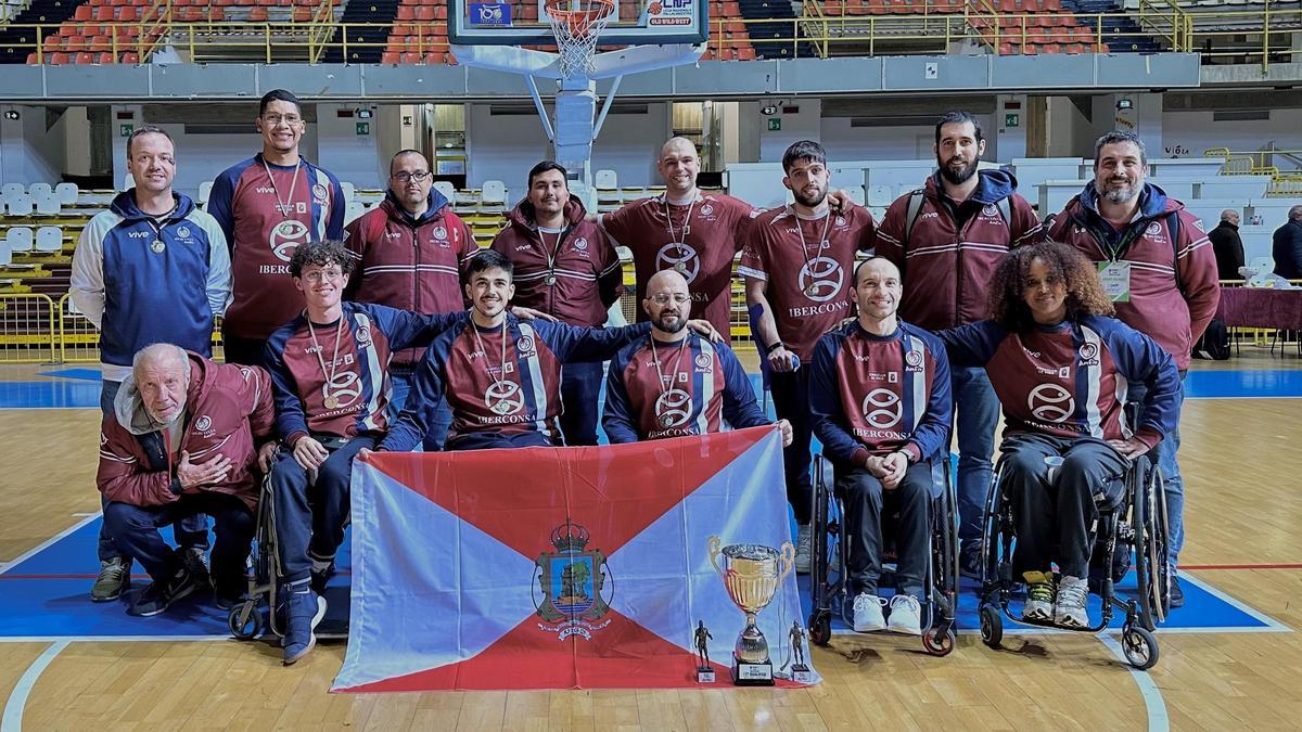 La expedición del Iberconsa Amfiv posa con el trofeo.