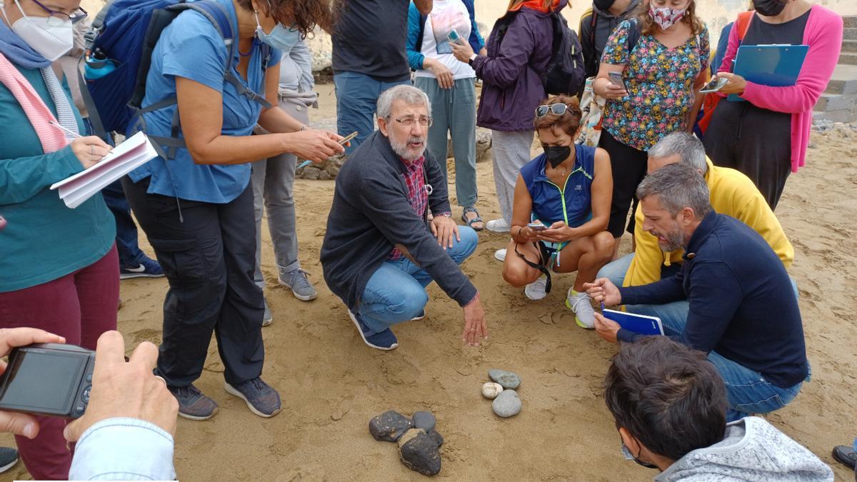 Participantes en el programa  &#039;Georrutas&#039; en la playa de Las Canteras.