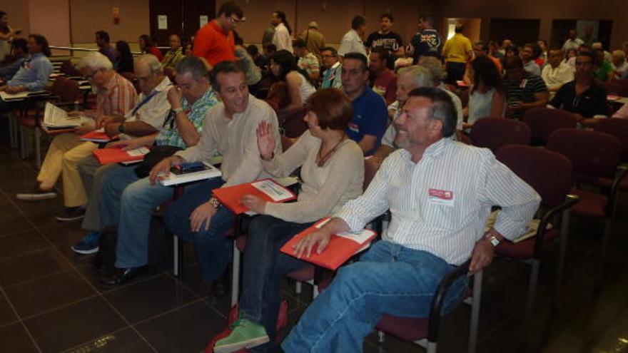 Castro (izquierda) charla animadamente con sus compañeros de coalición.