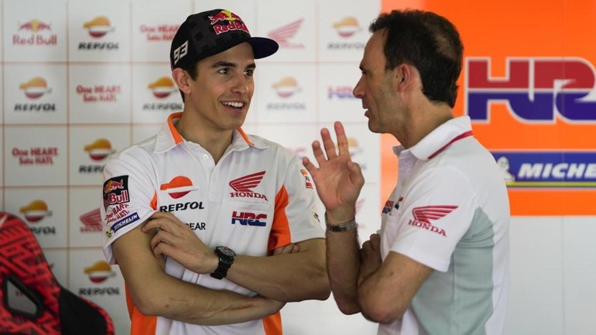 Marc Márquez y Alberto Puig conversan en el boxe del equipo Repsol Honda, en Malasia.