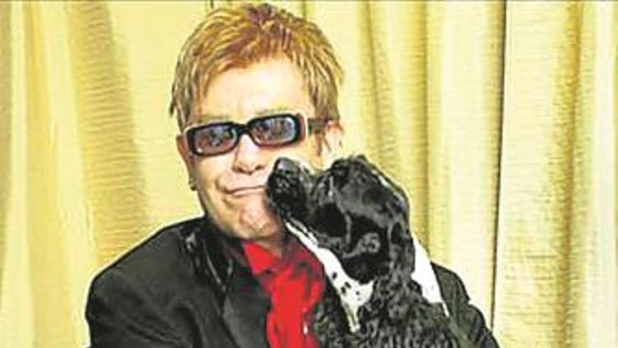 ‘The Sun’ indemnizará a Elton John y su marido