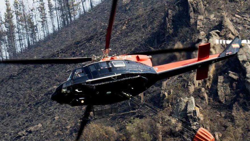 Un helicóptero enfría el incendio de Cervantes (Lugo).