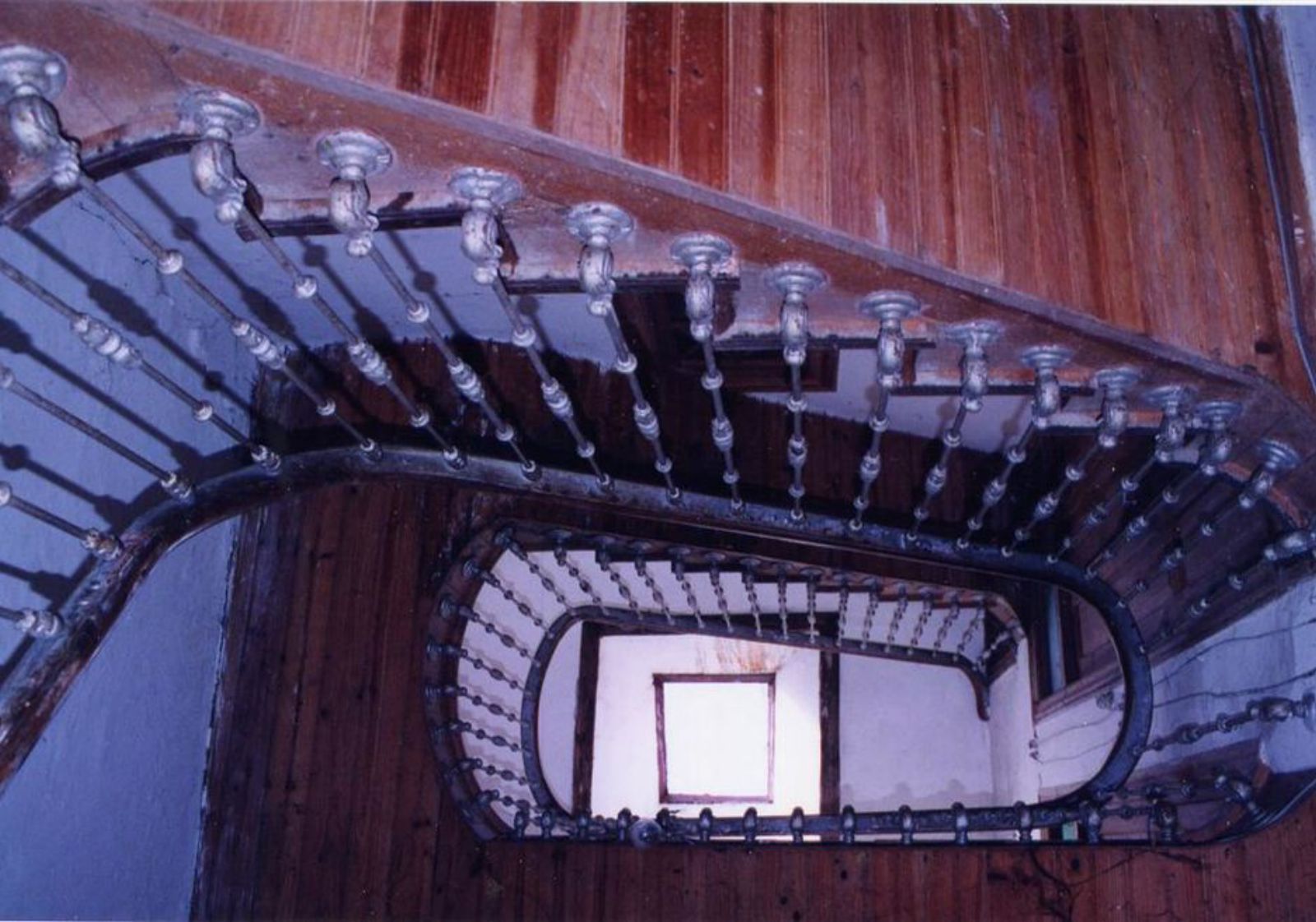 Sus escaleras interiores y buhardilla para luces. 