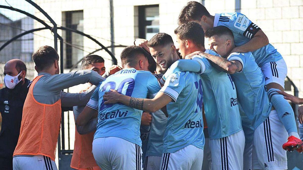 Los jugadores del Celta B celebran el segundo gol ante el Zamora.