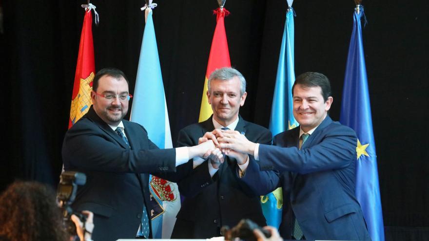 De derecha a izquierda, Alfonso Fernández Mañueco, Alfonso Rueda y Adrián Barbón, unen sus manos tras la firma de la declaracion, en Santiago. | |  XOAN ÁLVAREZ