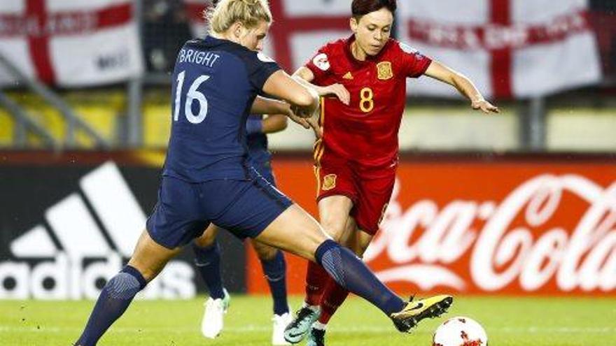 Amanda Sampedro intenta superar la defensora Millie Bright