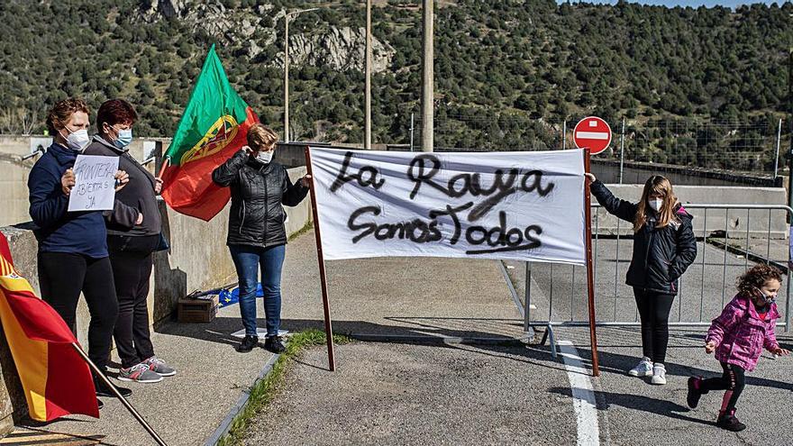 Vecinas de Fermoselle, algunas portuguesas, con una pancarta en el paso cerrado. | Nico Rodríguez